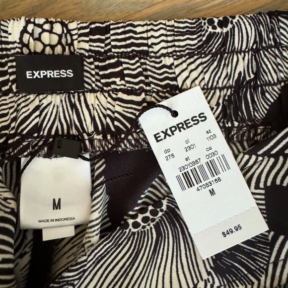 Express high waisted black cream floral shorts - size Medium NWT - Picture 6 of 7